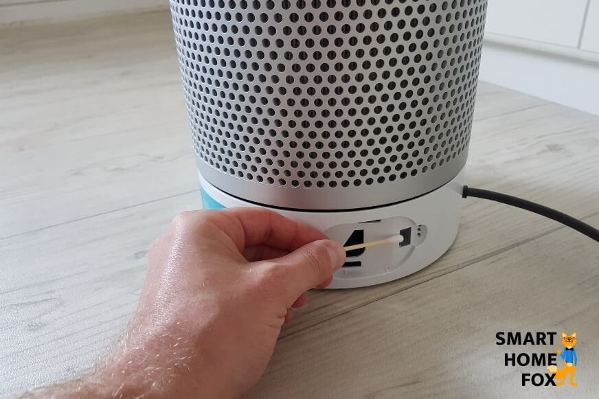 Der Sensor vom Dyson Pure Cool Link TP02 wird mit einem Wattestäbchen gereinigt.